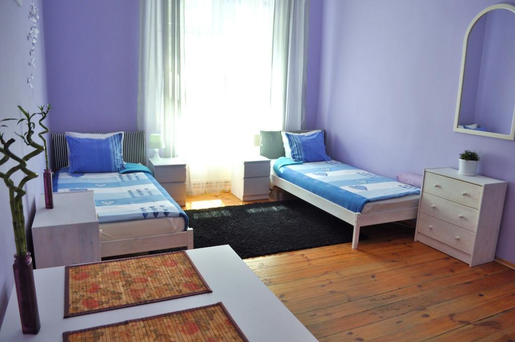 Happy House Hostel بوزنان الغرفة الصورة