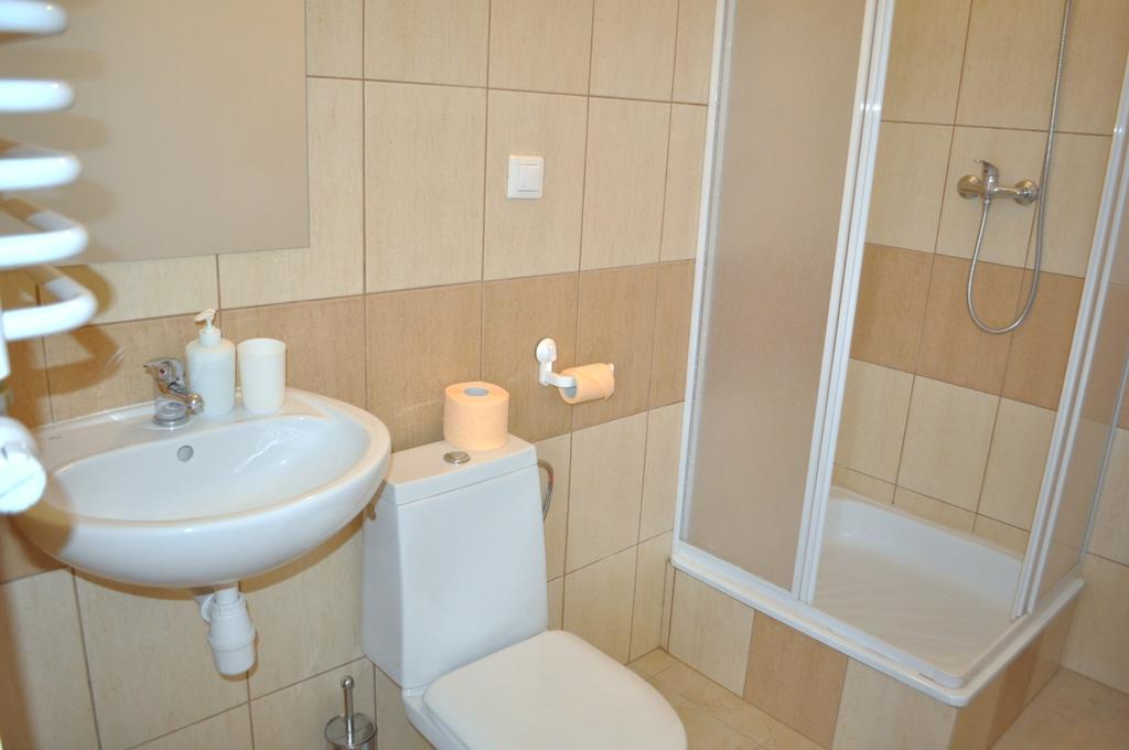 Happy House Hostel بوزنان الغرفة الصورة